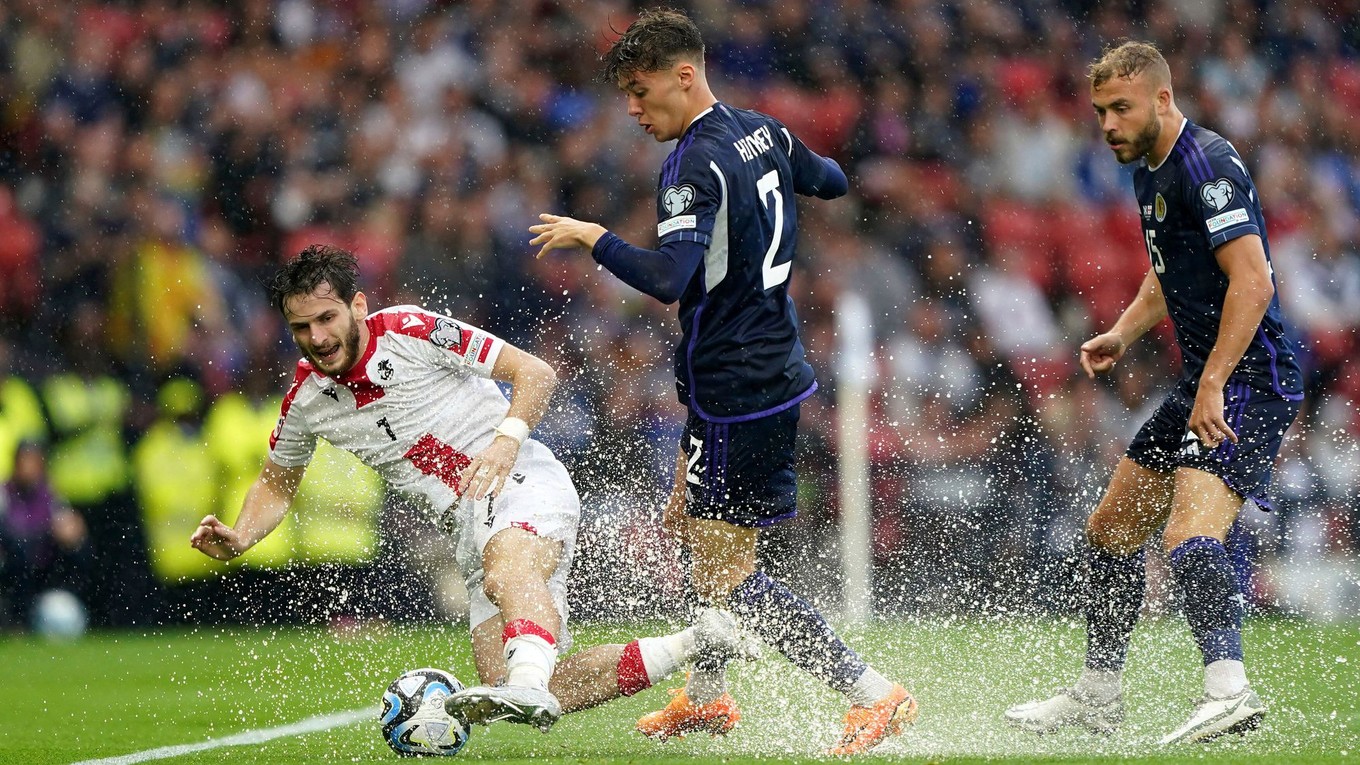 Momentka zo zápasu Škótsko - Gruzínsko, ktorý musel byť prerušený pre dážď.