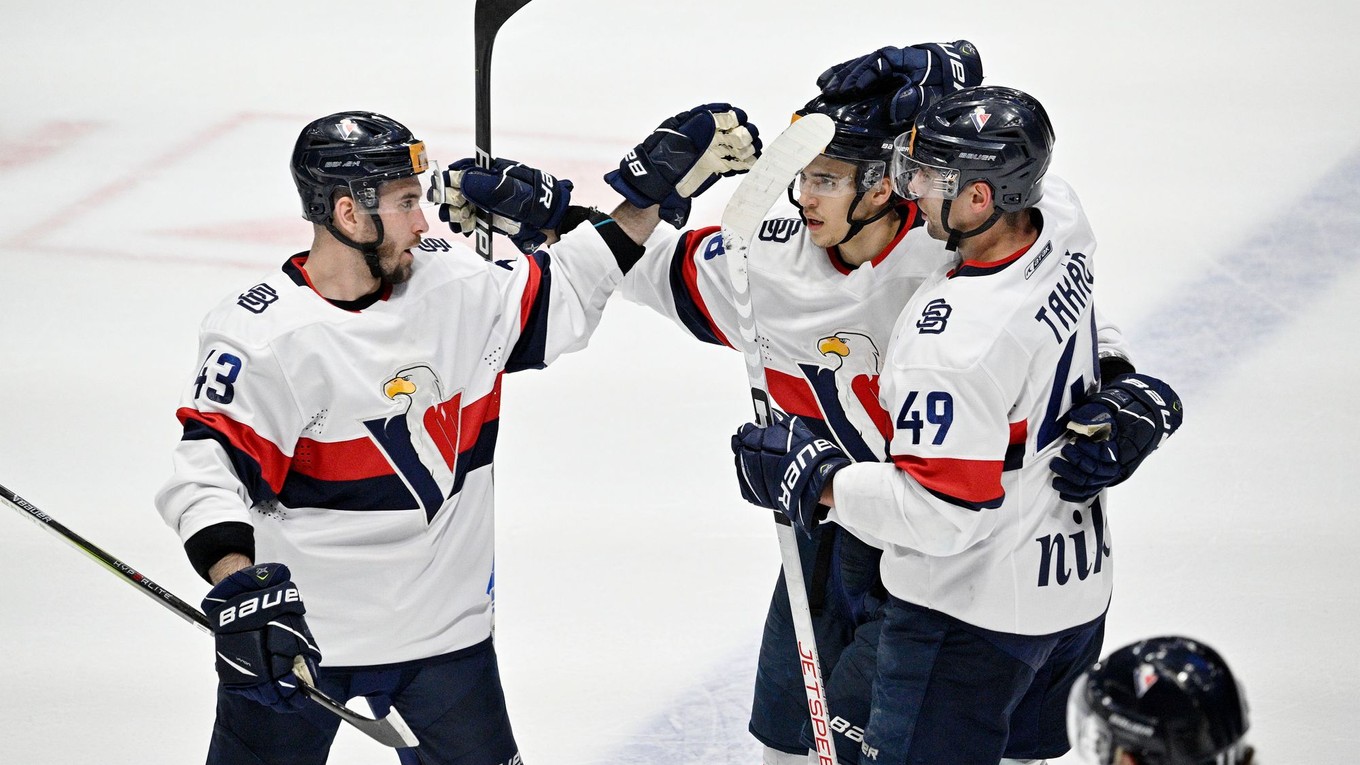Patrik Mayer, Danill Fomikykh a Samuel Takáč  z HC Slovan Bratislava sa tešia po rozhodujúcom góle. 
