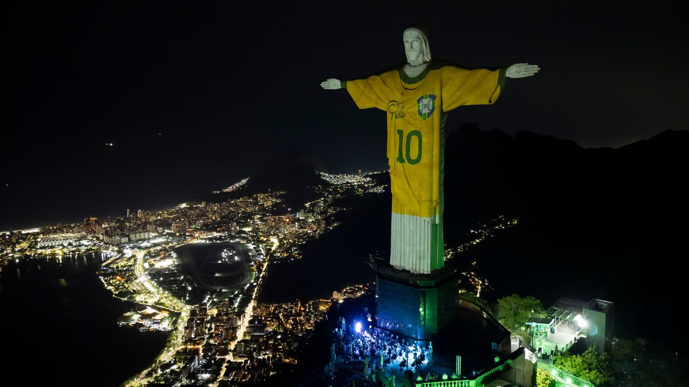 V Brazílii si uctili pamiatku trojnásobného majstra sveta vo futbale Pelého. 