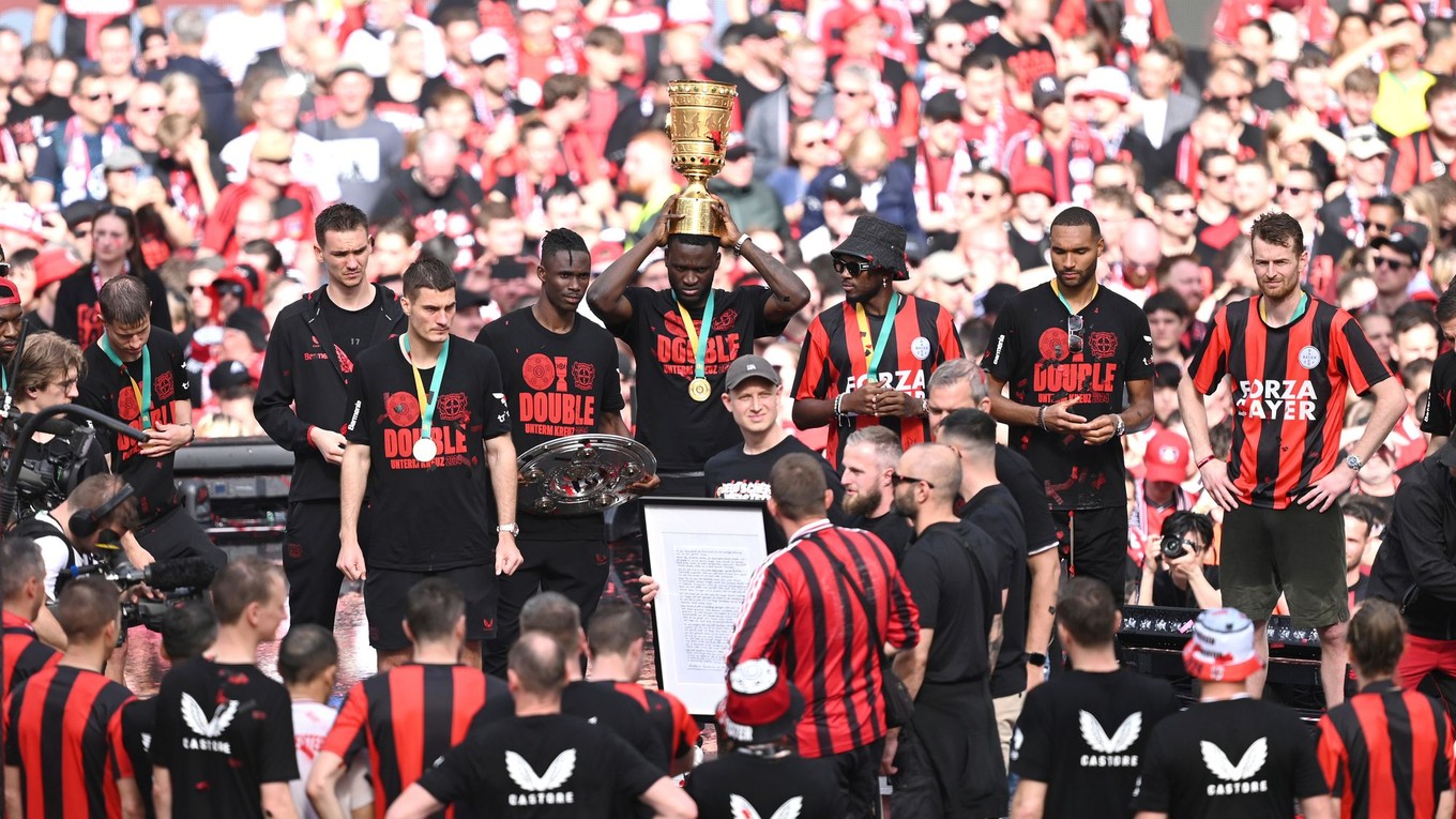 Futbalisti Bayeru Leverusen s trofejou pre víťaza Nemeckého pohára.