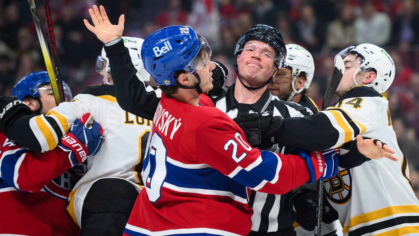 Juraj Slafkovský v šarvátke v zápase s Bostonom