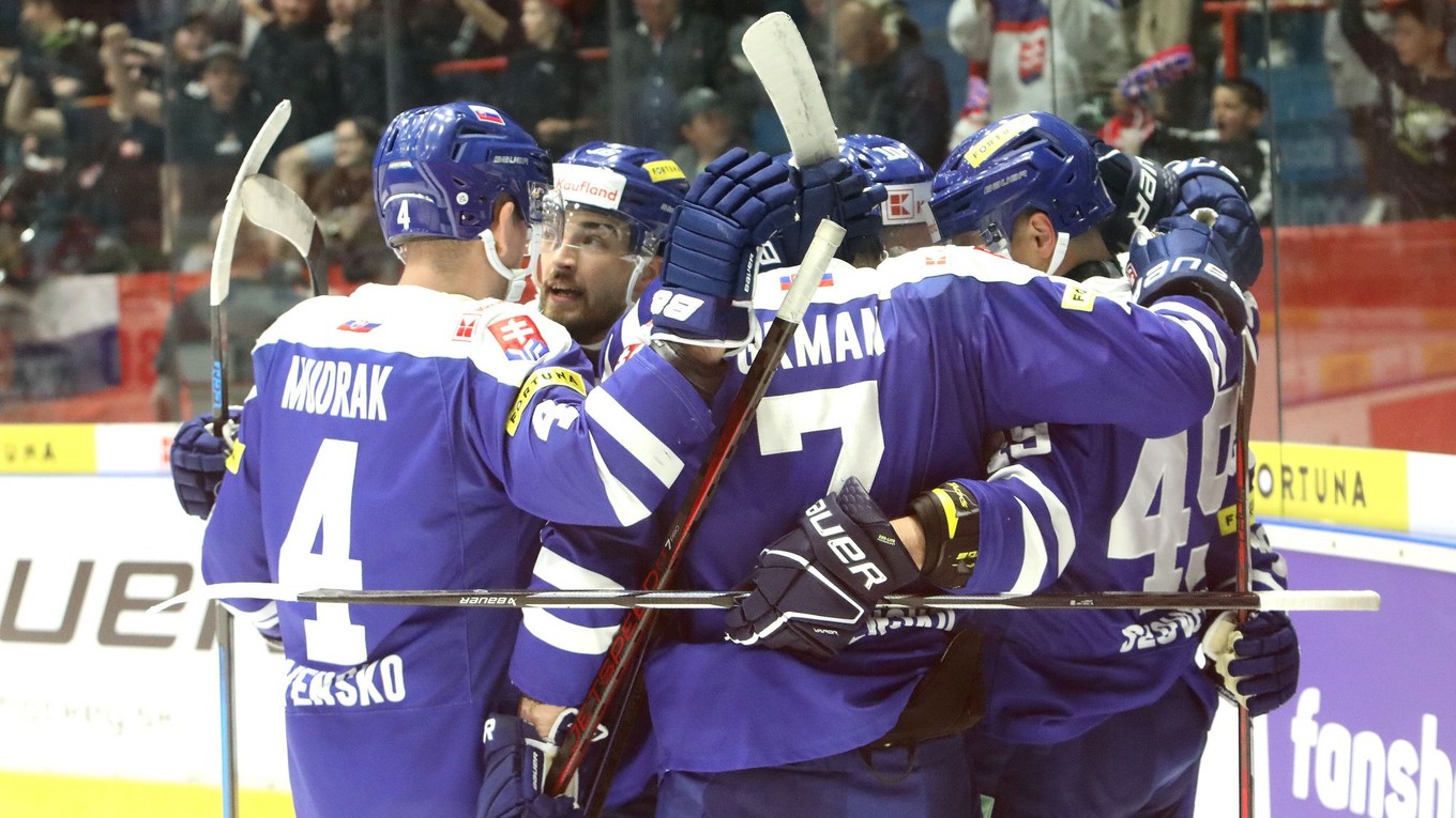 Slovenskí hokejisti sa tešia po strelenom góle v zápase Slovensko - Francúzsko v príprave na MS v hokeji 2025.