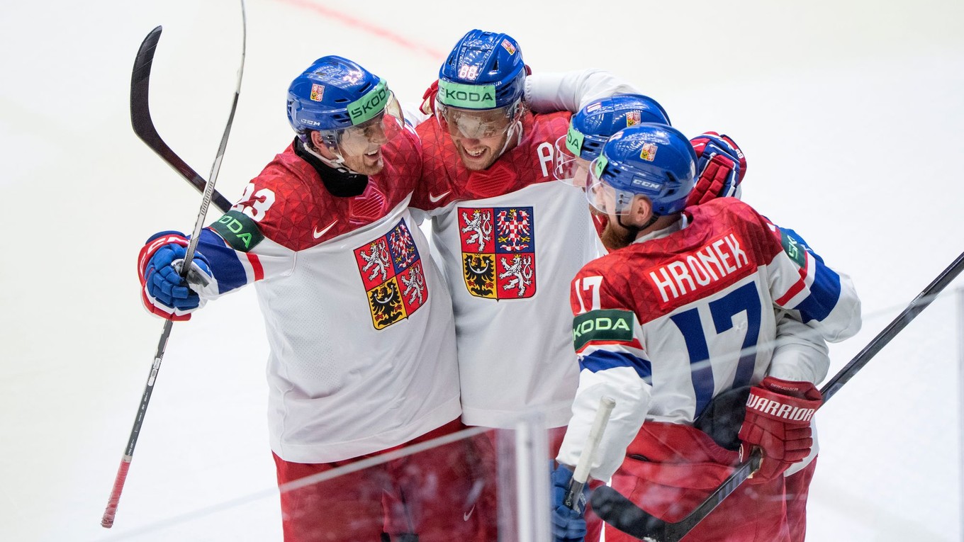 Radosť hráčov Česka po víťazstve na MS v hokeji 2025. 