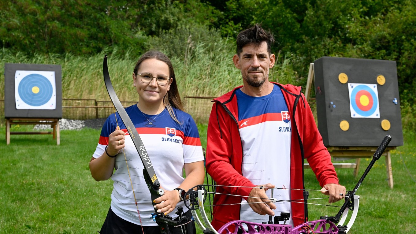 Lukostreleci Jozef Bošanský (vpravo) a Denisa Baránková (vľavo).