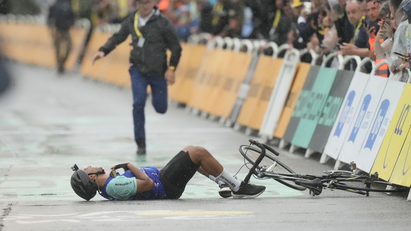 Fanúšik, ktorého spacifikoval policajt v závere 17. etapy Tour de France 2025.