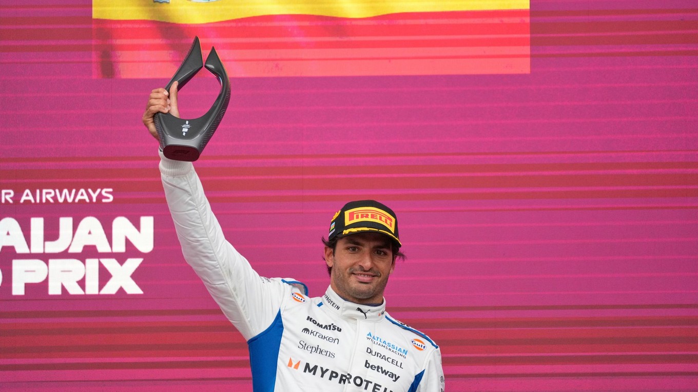 Carlos Sainz na pódiu po VC Azerbajdžanu 2025.