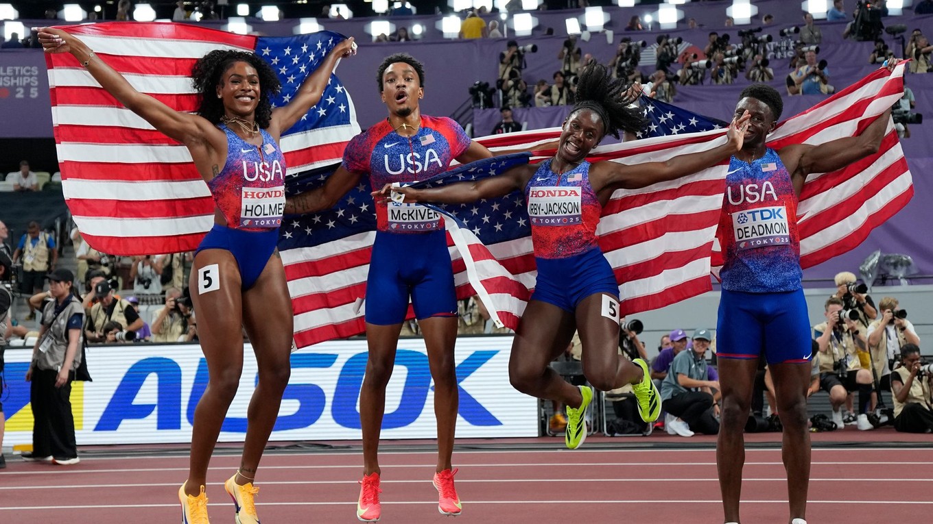 Atléti z USA sa stali víťazmi miešanej štafety na 400m na majstrovstvách sveta v Tokiu
