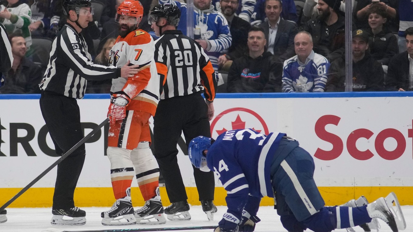 Vľavo Radko Gudas a vpravo zranený Auston Matthews