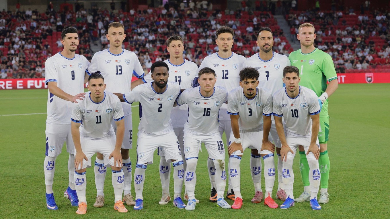 Futbalisti Izraela pózujú pred prípravnym zápasom Albánsko - Izrael.
