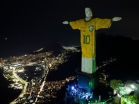 V Brazílii si uctili pamiatku trojnásobného majstra sveta vo futbale Pelého. 