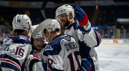 Adam Sýkora sa so spoluhráčmi teší po strelenom góle v drese Hartford Wolf Pack.