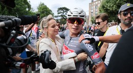 Belgický cyklista Jasper Philipsen so svojou manželkou počas Tour de France 2025.