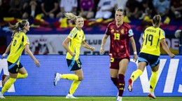 Futbalistky Švédska sa tešia z gólu v zápase proti Nemecku na EURO 2025.
