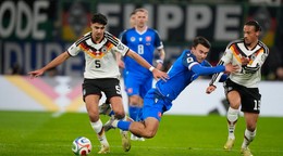 Slovenský obranca Ľubomír Šatka padá medzi nemeckých hráčov Aleksandara Pavloviča (vľavo) a Nica Schlotterbecka.