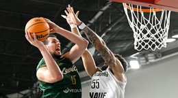 Na snímke vľavo Boris Bojanovský (Levice) a vpravo David Münkat (Würzburg) v druhom stretnutí play-in Ligy majstrov.