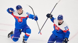 Slovenský útočník Juraj Slafkovský oslavuje gól proti Fínsku.