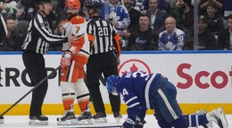 Vľavo Radko Gudas a vpravo zranený Auston Matthews