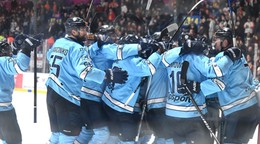 Radosť hráčov Slovana po víťazstve v šiestom semifinálovom stretnutí play off hokejovej Tipsport ligy HC Košice - HC Slovan Bratislava.