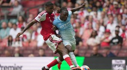 Cristhian Mosquera (vľavo)
a Jérémy Doku v zápase o Community Shield 2026.