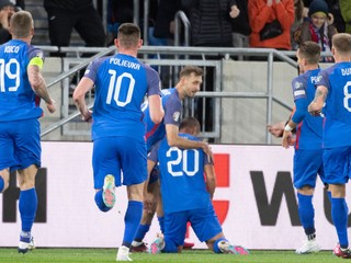 Róbert Mak sa so spoluhráčmi teší po strelenom góle v zápase Slovensko - Bosna a Hercegovina v kvalifikácii EURO 2024.