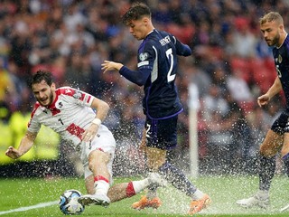 Momentka zo zápasu Škótsko - Gruzínsko, ktorý musel byť prerušený pre dážď. 