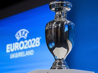 Trofej pre víťaza a logo EURO 2028.