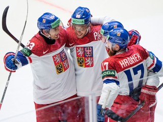 Radosť hráčov Česka po víťazstve na MS v hokeji 2025. 