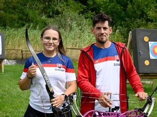 Lukostreleci Jozef Bošanský (vpravo) a Denisa Baránková (vľavo).