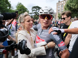 Belgický cyklista Jasper Philipsen so svojou manželkou počas Tour de France 2025.