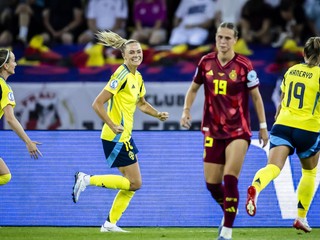 Futbalistky Švédska sa tešia z gólu v zápase proti Nemecku na EURO 2025.