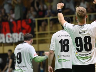 Hráči Topoľčian sa tešia z víťazstva po zápase 1. kola Niké Handball Extraligy ŠKP Bratislava - HK Agro Topoľčany.