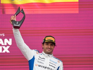 Carlos Sainz na pódiu po VC Azerbajdžanu 2025.