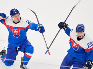 Slovenský útočník Juraj Slafkovský oslavuje gól proti Fínsku.