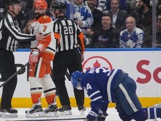 Vľavo Radko Gudas a vpravo zranený Auston Matthews