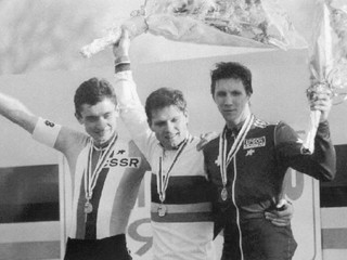 Stupne najlepších po MS 1989 v cyklokrose vo francúzskom v Pont-Chateau v kategórii amatérov - zľava strieborný Radomír Šimůnek, vedľa neho víťaz Ondrej Glajza (obaja Československo) a tretí Švajčiar Roger Honegger.

