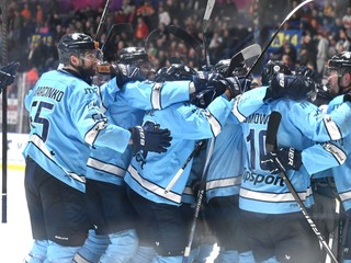 Radosť hráčov Slovana po víťazstve v šiestom semifinálovom stretnutí play off hokejovej Tipsport ligy HC Košice - HC Slovan Bratislava.