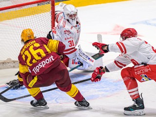 Zľava Travis Rocky Barron (Trenčín), brankár Brandon Thomas Maxwell a Darren Michael Archibald (obaja Prešov) 