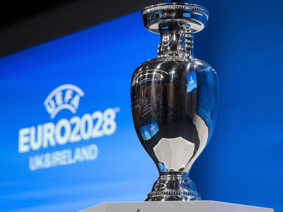 Trofej pre víťaza a logo EURO 2028.