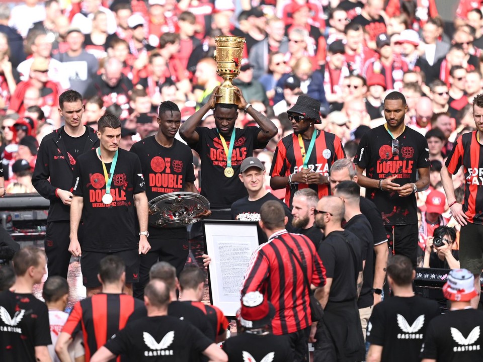 Futbalisti Bayeru Leverusen s trofejou pre víťaza Nemeckého pohára.