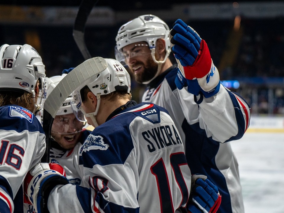 Adam Sýkora sa so spoluhráčmi teší po strelenom góle v drese Hartford Wolf Pack.