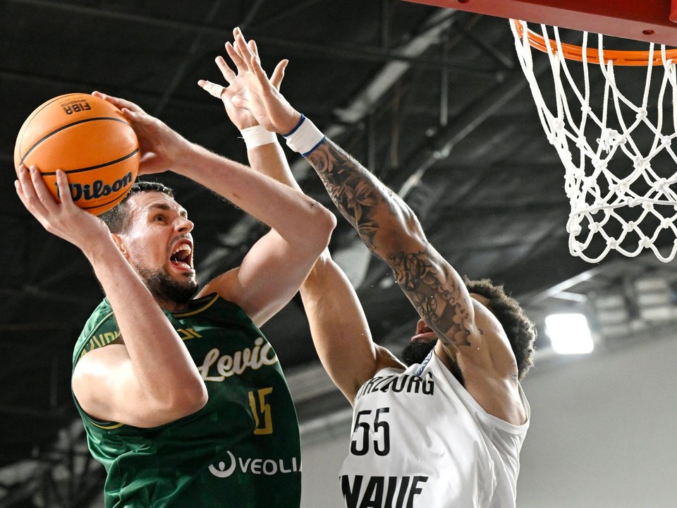 Na snímke vľavo Boris Bojanovský (Levice) a vpravo David Münkat (Würzburg) v druhom stretnutí play-in Ligy majstrov.