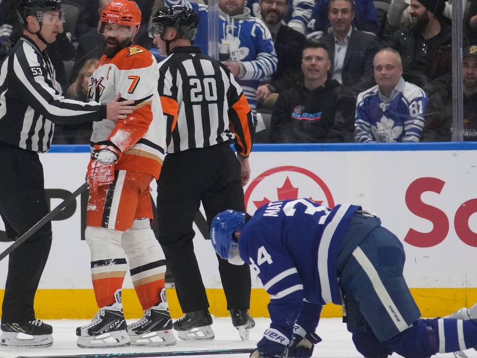 Vľavo Radko Gudas a vpravo zranený Auston Matthews