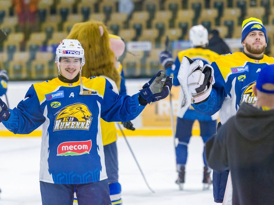 Hráči HC 19 Humenné po víťazstve.