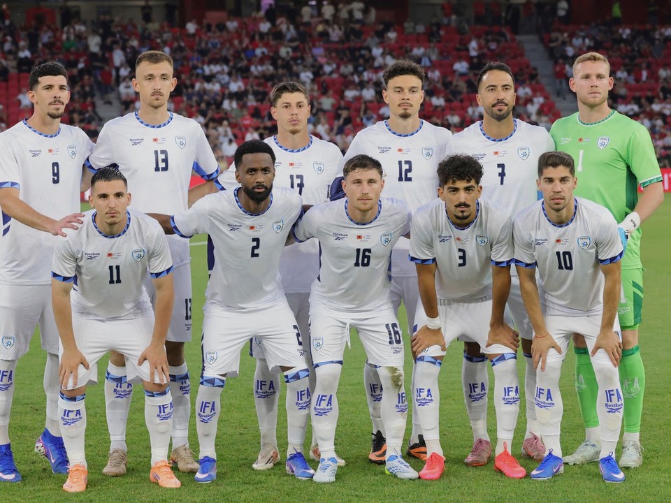 Futbalisti Izraela pózujú pred prípravnym zápasom Albánsko - Izrael.