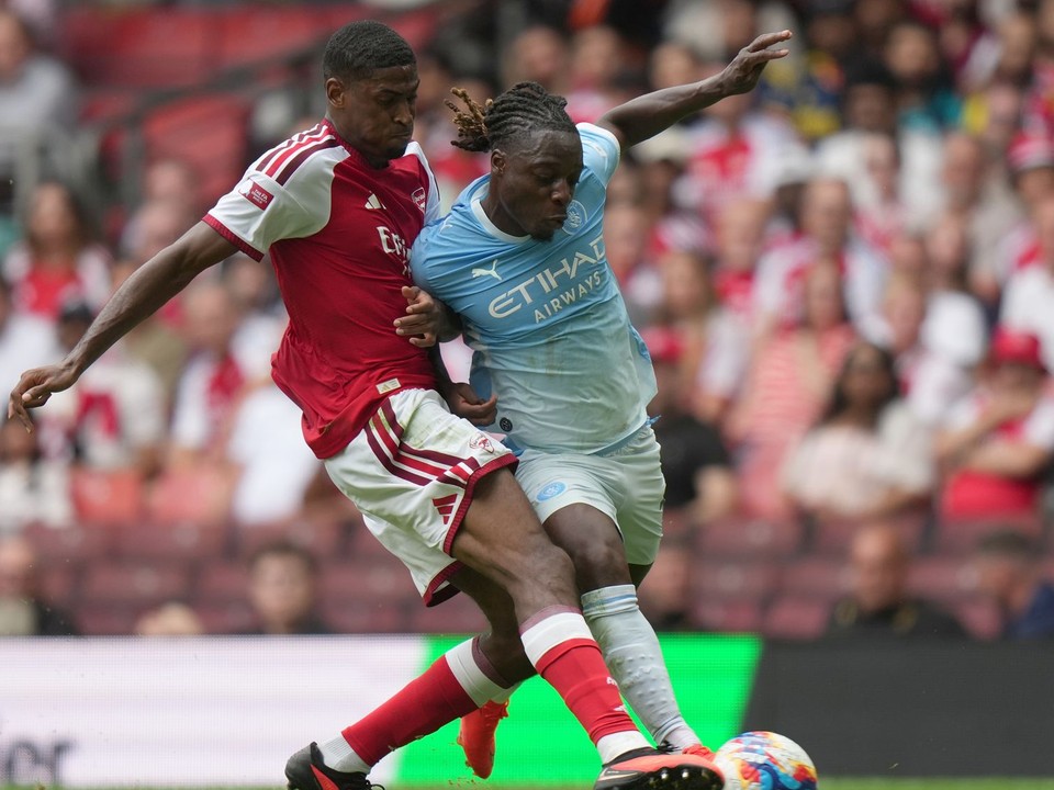 Cristhian Mosquera (vľavo)
a Jérémy Doku v zápase o Community Shield 2026.