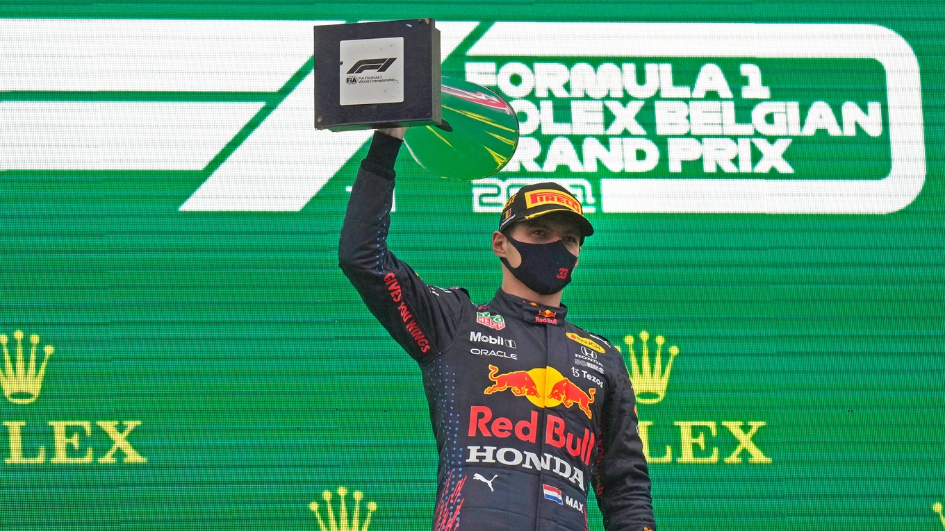 Víťazom netradičných pretekov sa stal Max Verstappen.