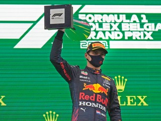 Víťazom netradičných pretekov sa stal Max Verstappen.