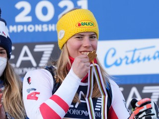 Katharina Liensbergerová so zlatou medailou, ktorú jej udelili dodatočne, 