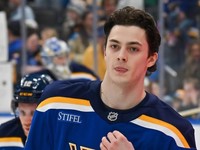 Dalibor Dvorský počas debutu v NHL za tím St. Louis Blues. 