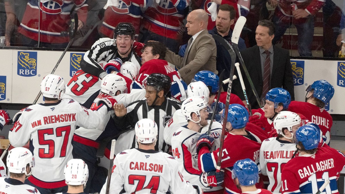 Bitka hokejistov Montrealu a Washingtonu na striedačke Capitals. 